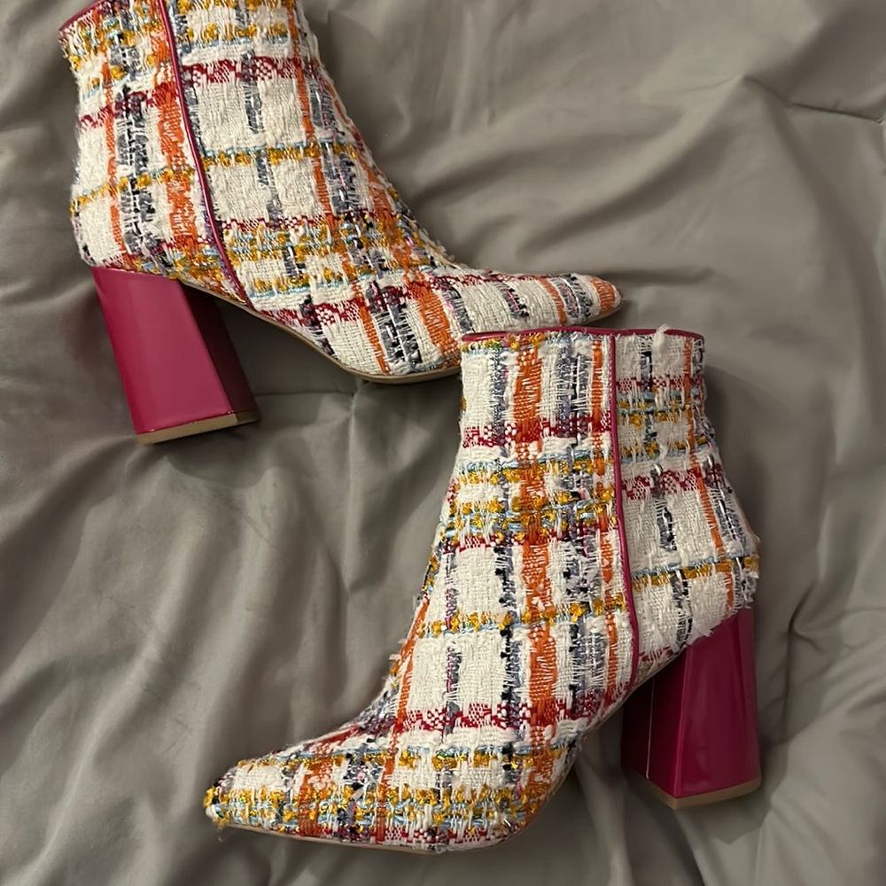 Betsy Johnson Size 7 heeled booties